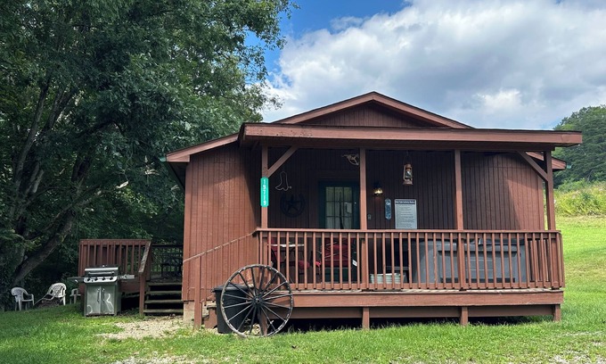 Logan Cabina | Dakota Trail Cabin 1/2 mile from Old Man's Cave State Park in Hocking Hills