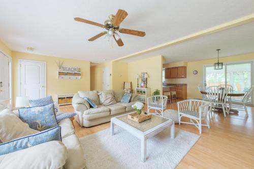 West Wing Estates Casa | Dale Cottage - Just a block away from beautiful Lake Michigan!