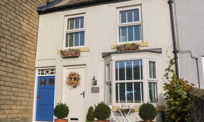 Headlam Cabaña | DALE COTTAGE, pet friendly, with hot tub in Ingleton, County Durham