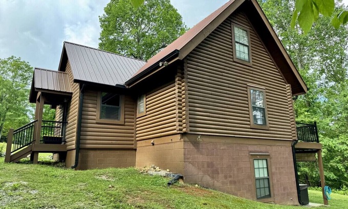 Byrdstown Cabina | Dale Hollow Cabin · 3 Levels · Hot Tub · Huge Fire Ring · Sleeps 10