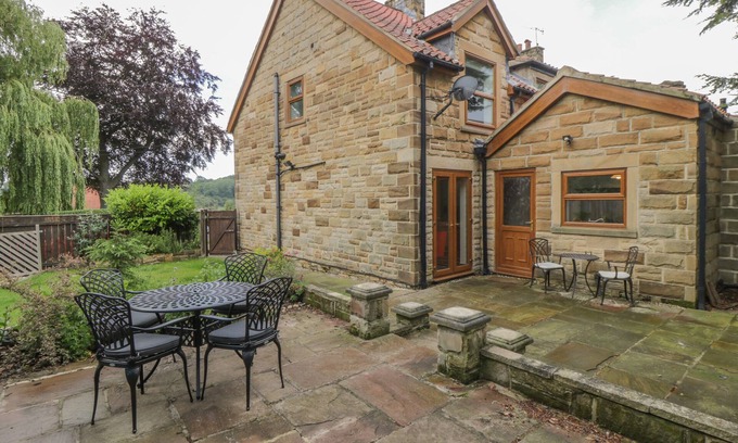 Aislaby Cabaña | DALE VIEW, pet friendly, luxury holiday cottage in Sleights