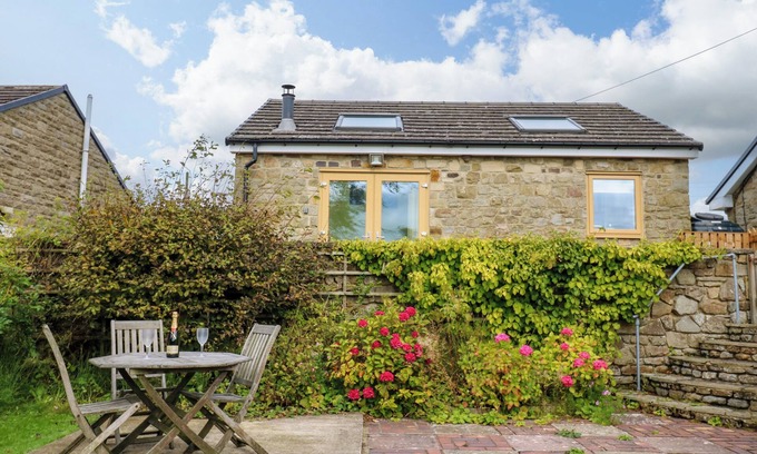 Woodland Cabaña | DALE VIEW, pet friendly, with open fire in Cockfield