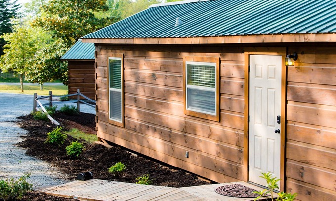Mill Spring Cabina | Dali's Den Tiny House Rental 3 Miles to TIEC