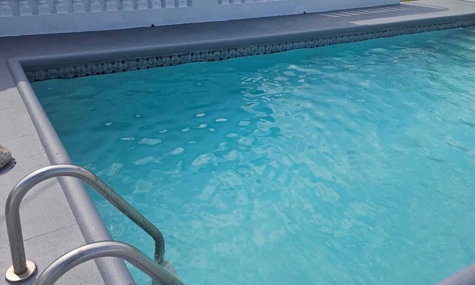 Porus Cabaña | Dalkeith Greathouse-Saltwater Pool ,Lush Gardens & Free Wifi Available