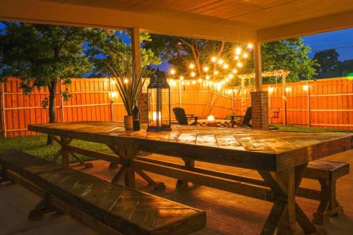South Dallas - Fair Park Casa | Dallas 4BR Large yard w HOT TUB , Fire pit and basketball Hoop