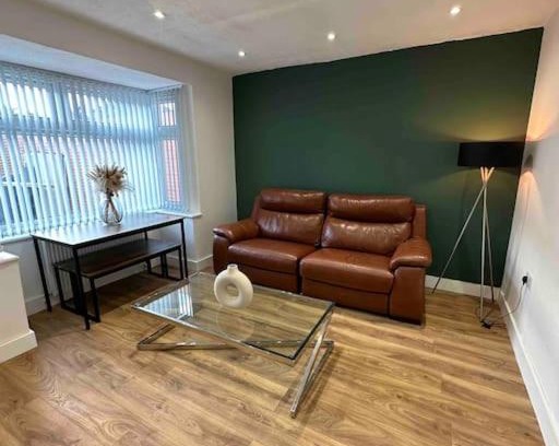 Botwell Casa | Dallas House - Easy links to LHR and London