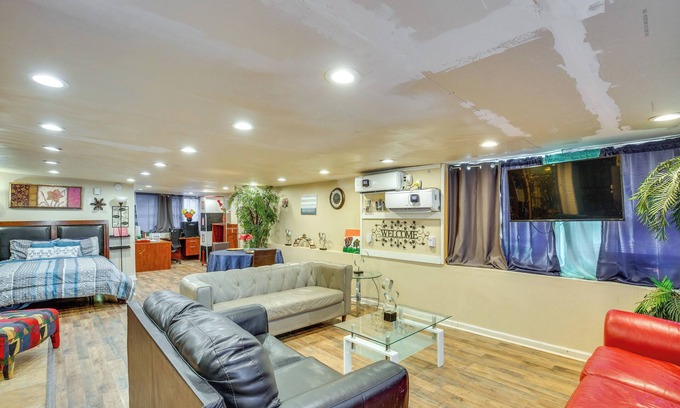 Dallas Apartamento | Dallas Studio w/ Home Office - 4 Mi to Fair Park!