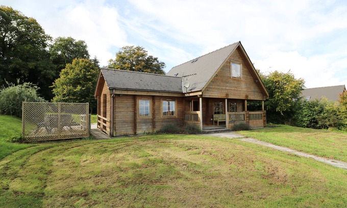 Presteigne Cabaña | DAN Y COED, pet friendly, character holiday cottage in Presteigne