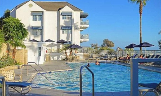 Capistrano Beach Condominio | Dana Point Beach front condo with balcony
