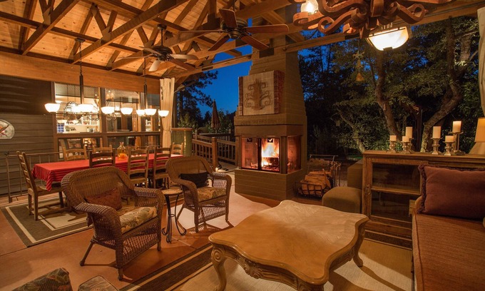 Pine Cabina | Dancing Bear Lodge, Pine AZ; Cabina de lujo con vistas, spa y sala de estar al aire libre