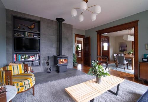 Jeffersonville Casa | Dancing Doe Estate - Delaware Valley Escape with Wood Stove and Hot Tub
