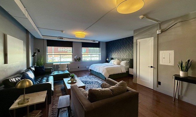 Riverdale Apartamento | Danforth Hotel Suite #1 - King Suite at Broadview & Danforth