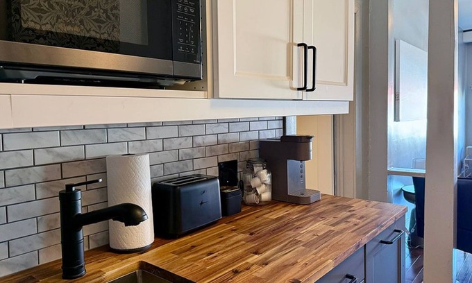 Riverdale Apartamento | Danforth Hotel Suite #3 - Two Bedroom Suite at Broadview & Danforth