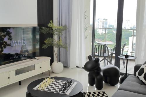 Central District Apartamento | Danga Bay 2BR 2WR - Black Or White - Walk to Beach