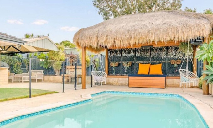 Warwick Otro | DANGER DANE · King bed - Fast wifi - Sleeps 8 - Pool table