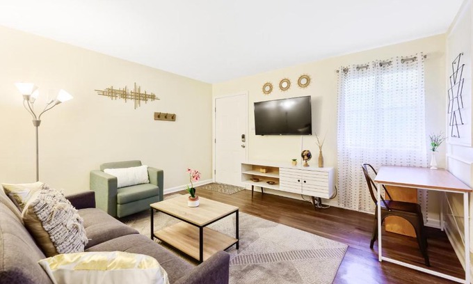 Durham Apartamento | Dapper Digs - King Bed - Long Term Stays - Duke