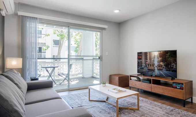Old Mountain View Apartamento | Dapper Downtown Mountain View 2BR w/ pool, gym, parking, by Blueground