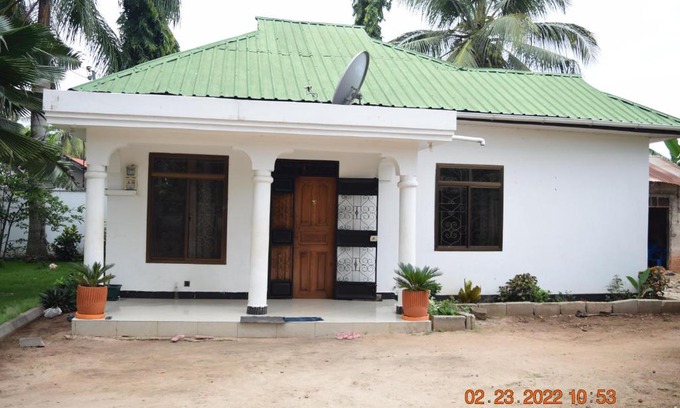 Dar es Salaam Villa | Dar es Salaam-Sleeps8-Parking-Garden-Pet Friendly