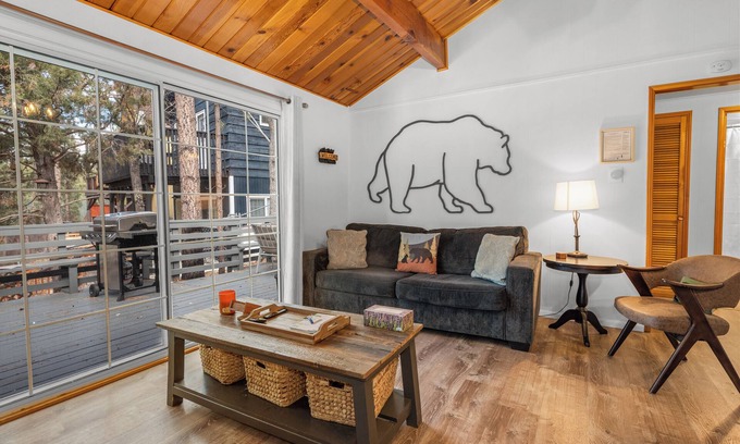 Big Bear City Cabina | Dark Pine Retreat - Romantic Getaway, Fireplace, Deck, Barbecue