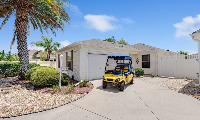 Villas of Greenwood Villa | CARRO DE GOLF DE GAS 2 DORMITORIOS EN EL PATIO ANIMADO TAMBIÉN EN THE VILLAGES FL