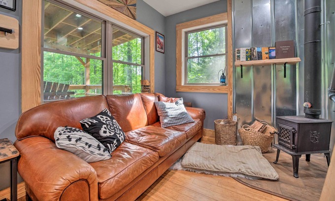 Marshall Cabina | Darling 30-Acre Cabin w/ Fire Pit & Balcony!