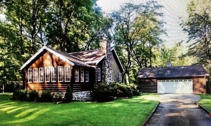 Michigan City Cabina | Darling 3bdrm 2ba cabin on acre; .5 to lake Min. 30 days