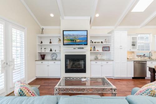West Newport Casa | Darling 3Br Cottage On Quiet Street 5 Min Walk To Beach By Beachview Rentals