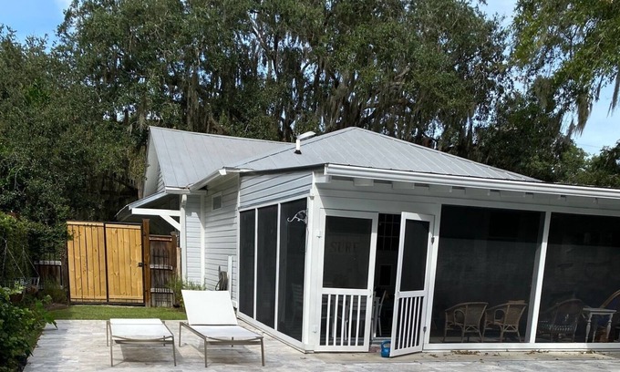 Saint Simons Heights Cabaña | Darling Beach Cottage with Pool! - Great work/Play space!