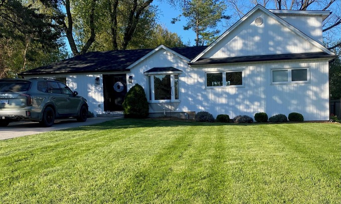Caledon Casa | Darling Bungalow in the heart of quaint Inglewood, On. 15 minutes from Osprey!