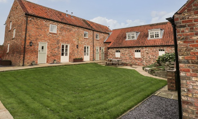Acaster Malbis Cabaña | DARLING COTTAGE 2-BED, with a garden in Acaster Malbis
