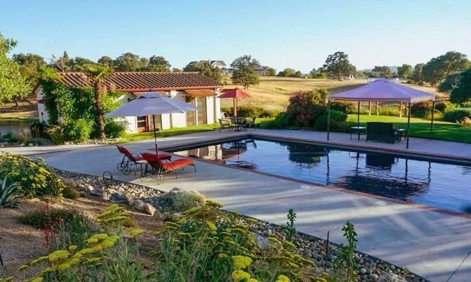 Paso Robles Cabaña | Darling Cottage en el borde de un lago privado ~ a solo 5 minutos de la ciudad