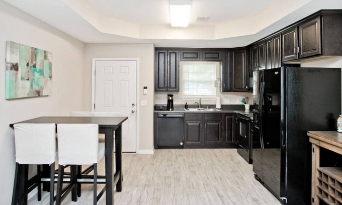 Old East Hill Casa | Darling Downtown Delight-5 Mins from Bay Center!