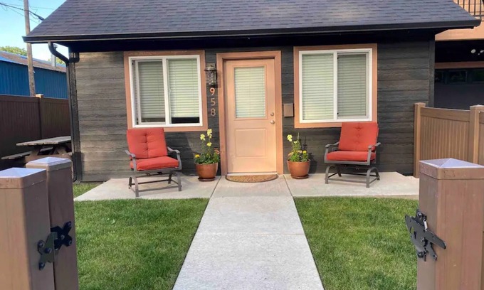 Coeur d'Alene Cabaña | Darling Downtown Cottage - summer in CDA!
