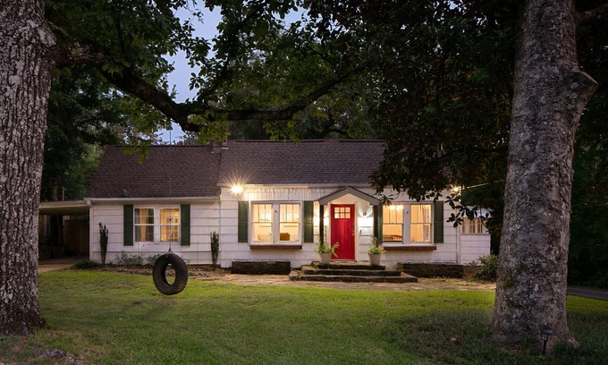 Hoover Casa | Darling Farmhouse on an Acre Lot