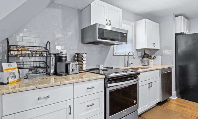 South Kansas City Casa | Darling Waldo Bungalow - Heart of Waldo only minutes to Plaza!
