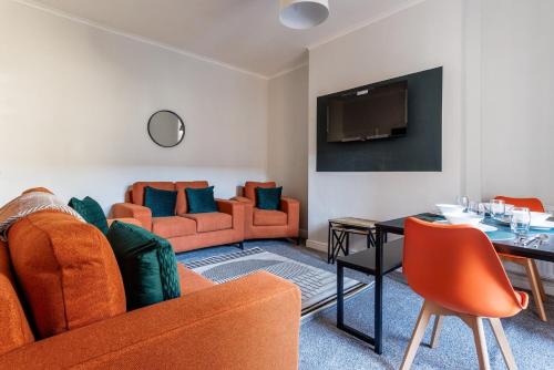 Darlington Casa | Darlington 4BD Home: Modern Comfort & Free Parking