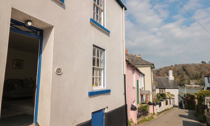 Dittisham Cabaña | DART COTTAGE, pet friendly, character holiday cottage in Dittisham