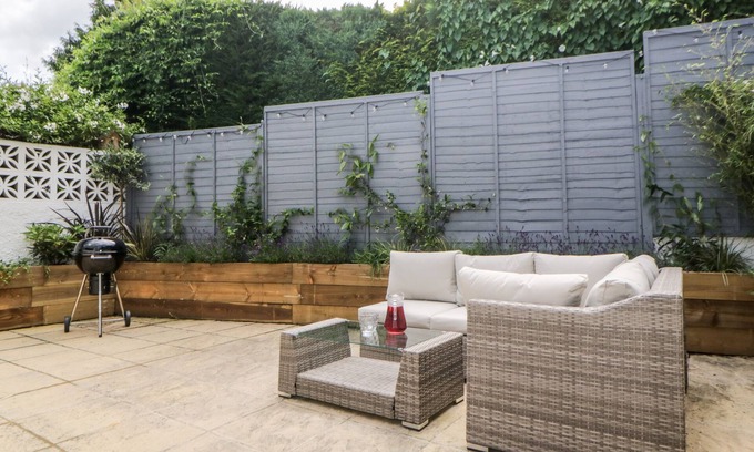 Stoke Gabriel Cabaña | DART RETREAT, pet friendly, with a garden in Stoke Gabriel