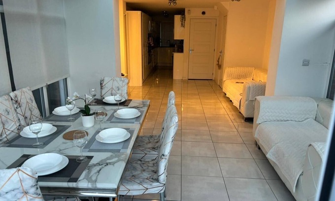 Stone Casa | 4bedroom-2Bathroom-BackGarden-Wifi