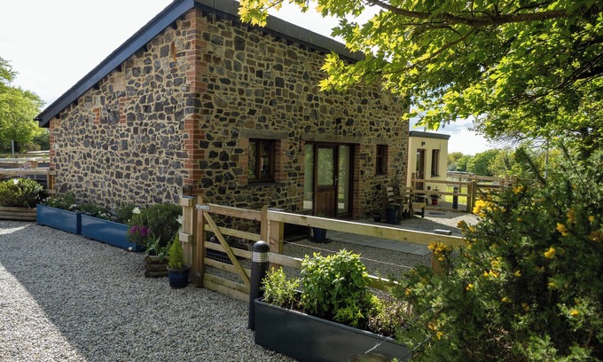 Okehampton Cabaña | DARTMOOR INN, pet friendly, character holiday cottage in Sourton Down