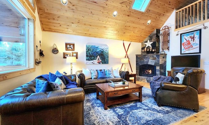 Tahoe Vista Casa | Das Bar Haus - Walk to Beach & Close to Ski Resort