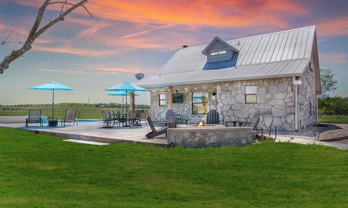 Fredericksburg Casa | Das Hauses | 2 Homes | 5/4 + Sleeps 14 | 2 Pools & Hot Tub