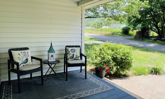 Helen Cabaña | {Das Vogel Haus} Cheerful cottage getaway in Helen