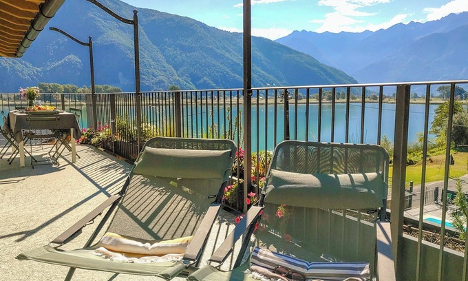 Dascio Apartamento | Dascio Oasi Roof Terrace Holiday Apartment on the Lake with Pool