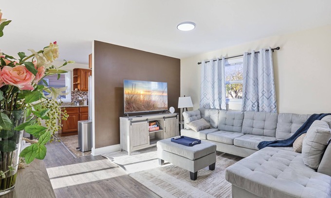 Des Plaines Casa | Dash: 4 Bdrms, 2.5 BA