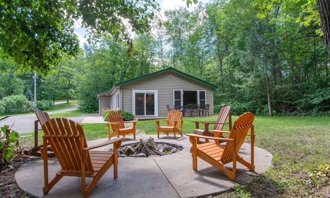 Garrison Cabina | Dates in July Open! Cabin on the Lake, Dock, Arcade, Kid & Dog Friendly