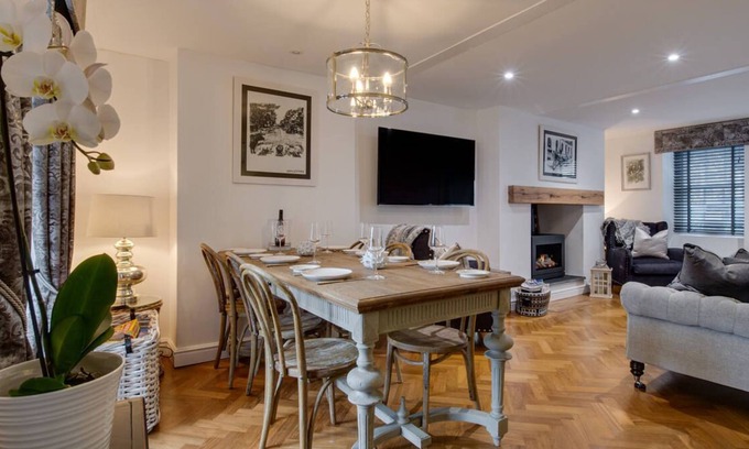 Deganwy Casa | Ubicado en una tranquila calle lateral dentro de la ciudad amurallada de Conwy, esta impresionante casa de campo recientemente renovada