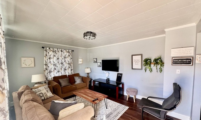 Monroe Casa | David's Place, Relaxing, calm 3 bedroom 2 full baths in a quiet neighborhood.