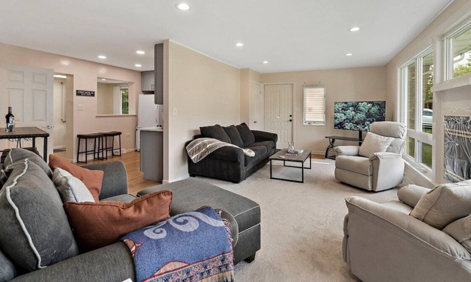 Highland Hills Casa | David’s Vacation Escapes Suburban Oasis Home Sleeps 10