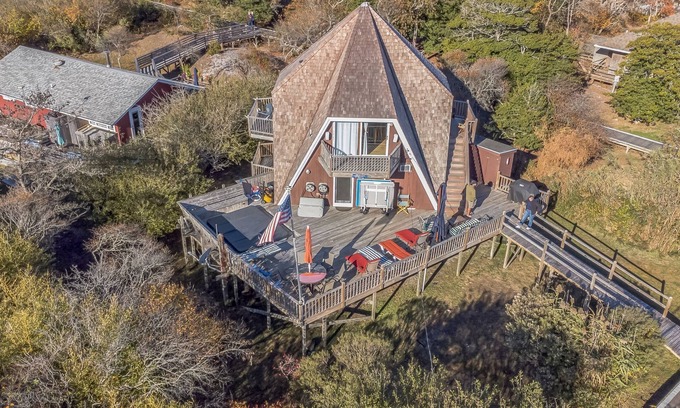 Davis Park Casa | Davis Park FI Handkerchief House Sleeps 12 AC 10 person Hot, Large deck with Hot tub Pet friendly la